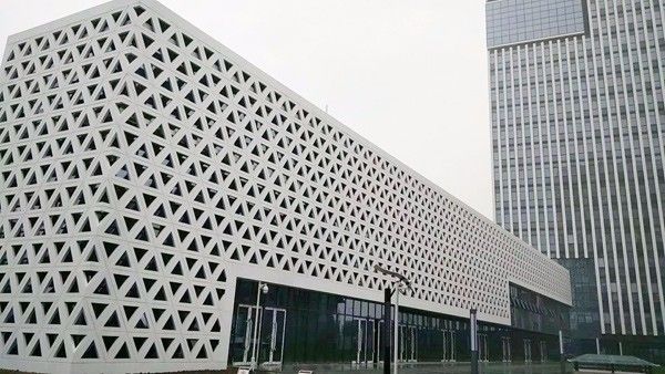 佛山?jīng)_孔鋁單板門頭應用